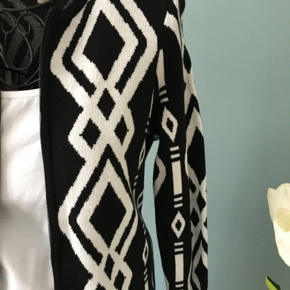 Chicos Black and White Pattern Long Topper Sweater Sz S - Picture 5 of 7